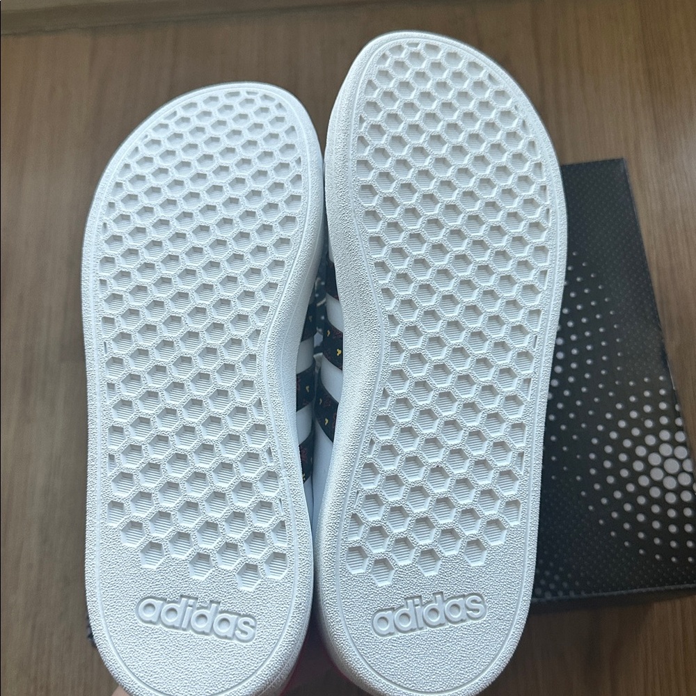 Adidas Grand Court Mickey Sneaker ๐ Big Kids Sz 6, fits Sz 7.5 US Women - Picture 9 of 10